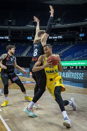 Basketball Berlin 07.02.2021 Saison 2020 2021 BBL 1. Bundesliga easyCredit-BBL Alba Berlin - NINERS Chemnitz Louis Olinde (Alba Berlin, No.19) Jan Niklas Wimberg (Chemnitz, No.08)