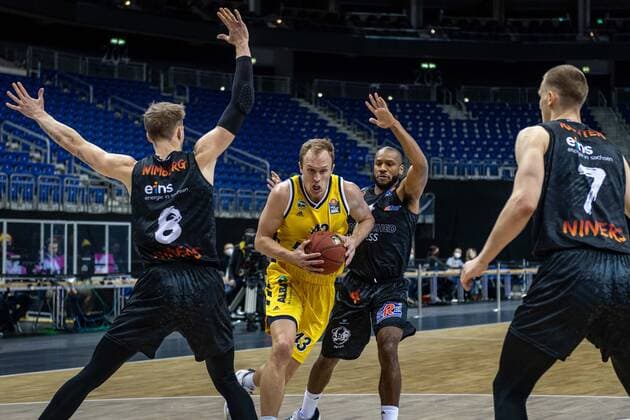 Basketball Berlin 07.02.2021 Saison 2020 2021 BBL 1. Bundesliga easyCredit-BBL Alba Berlin - NINERS Chemnitz Luke Sikma (Alba Berlin, No.43) Virgil Matthews (Chemnitz, No.04) Jan Niklas Wimberg (Chemnitz, No.08) Jonas Richter (Chemnitz, No.07)