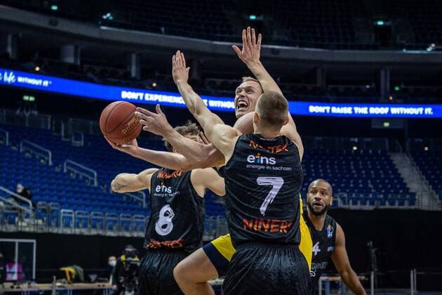 Basketball Berlin 07.02.2021 Saison 2020 2021 BBL 1. Bundesliga easyCredit-BBL Alba Berlin - NINERS Chemnitz Luke Sikma (Alba Berlin, No.43) Virgil Matthews (Chemnitz, No.04) Jan Niklas Wimberg (Chemnitz, No.08) Jonas Richter (Chemnitz, No.07)
