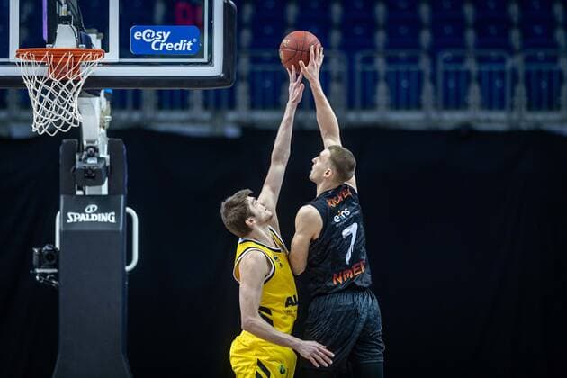 Basketball Berlin 07.02.2021 Saison 2020 2021 BBL 1. Bundesliga easyCredit-BBL Alba Berlin - NINERS Chemnitz Jonas Richter (Chemnitz, No.07) Ben Lammers (Alba Berlin, No.50)