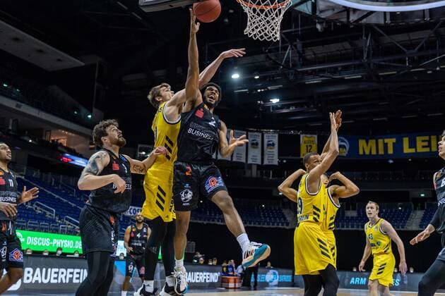 Basketball Berlin 07.02.2021 Saison 2020 2021 BBL 1. Bundesliga easyCredit-BBL Alba Berlin - NINERS Chemnitz Terrell Harris (Chemnitz, No.02) Ben Lammers (Alba Berlin, No.50)