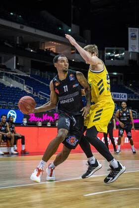 Basketball Berlin 07.02.2021 Saison 2020 2021 BBL 1. Bundesliga easyCredit-BBL Alba Berlin - NINERS Chemnitz Isiaha Mike (Chemnitz, No.11) Ben Lammers (Alba Berlin, No.50)