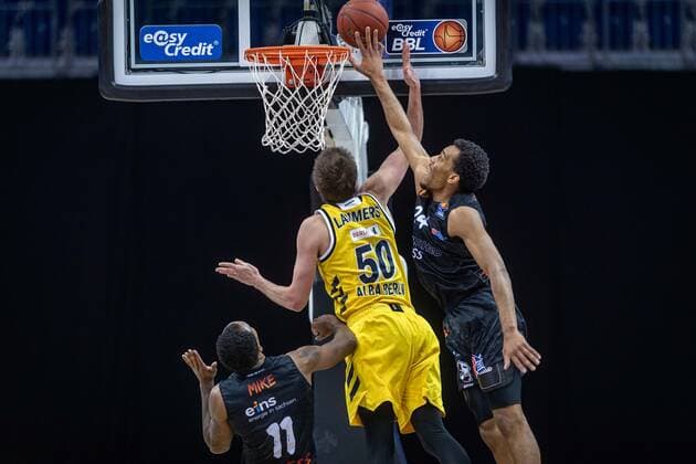 Basketball Berlin 07.02.2021 Saison 2020 2021 BBL 1. Bundesliga easyCredit-BBL Alba Berlin - NINERS Chemnitz George King (Chemnitz, No.24) Ben Lammers (Alba Berlin, No.50) Isiaha Mike (Chemnitz, No.11)