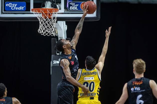 Basketball Berlin 07.02.2021 Saison 2020 2021 BBL 1. Bundesliga easyCredit-BBL Alba Berlin - NINERS Chemnitz Isiaha Mike (Chemnitz, No.11) Simone Fontecchio (Alba Berlin, No.20)