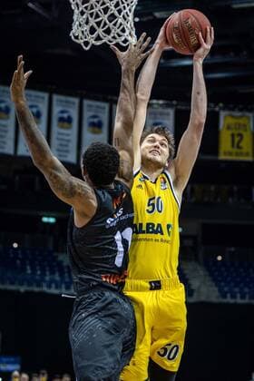 Basketball Berlin 07.02.2021 Saison 2020 2021 BBL 1. Bundesliga easyCredit-BBL Alba Berlin - NINERS Chemnitz Ben Lammers (Alba Berlin, No.50) Isiaha Mike (Chemnitz, No.11)