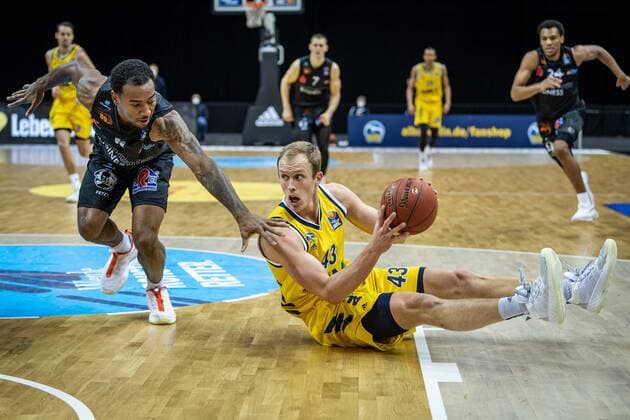 Basketball Berlin 07.02.2021 Saison 2020 2021 BBL 1. Bundesliga easyCredit-BBL Alba Berlin - NINERS Chemnitz Luke Sikma (Alba Berlin, No.43) George King (Chemnitz, No.24)