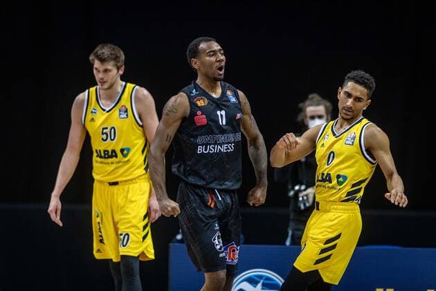 Basketball Berlin 07.02.2021 Saison 2020 2021 BBL 1. Bundesliga easyCredit-BBL Alba Berlin - NINERS Chemnitz Isiaha Mike (Chemnitz, No.11) Jubel Maodo Lo (Alba Berlin, No.00) Ben Lammers (Alba Berlin, No.50)