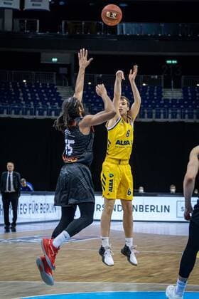 Basketball Berlin 07.02.2021 Saison 2020 2021 BBL 1. Bundesliga easyCredit-BBL Alba Berlin - NINERS Chemnitz Malte Delow (Alba Berlin) Marcus Thornton (Chemnitz, No.15)