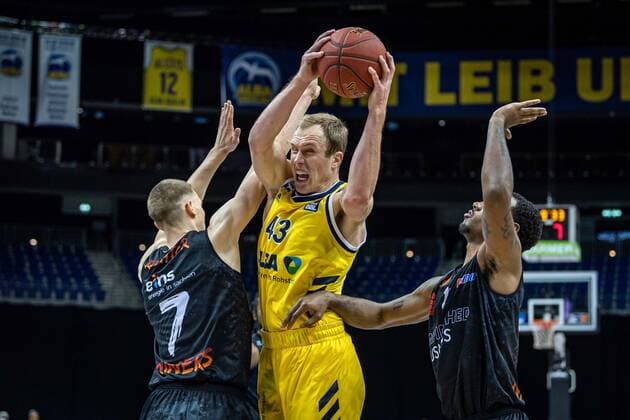 Basketball Berlin 07.02.2021 Saison 2020 2021 BBL 1. Bundesliga easyCredit-BBL Alba Berlin - NINERS Chemnitz Luke Sikma (Alba Berlin, No.43) Jonas Richter (Chemnitz, No.07) Isiaha Mike (Chemnitz, No.11)