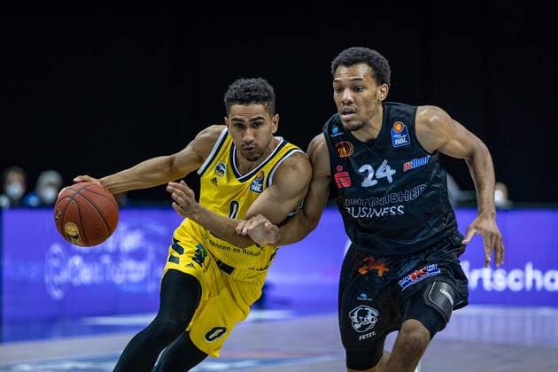 Basketball Berlin 07.02.2021 Saison 2020 2021 BBL 1. Bundesliga easyCredit-BBL Alba Berlin - NINERS Chemnitz Maodo Lo (Alba Berlin, No.00) George King (Chemnitz, No.24)