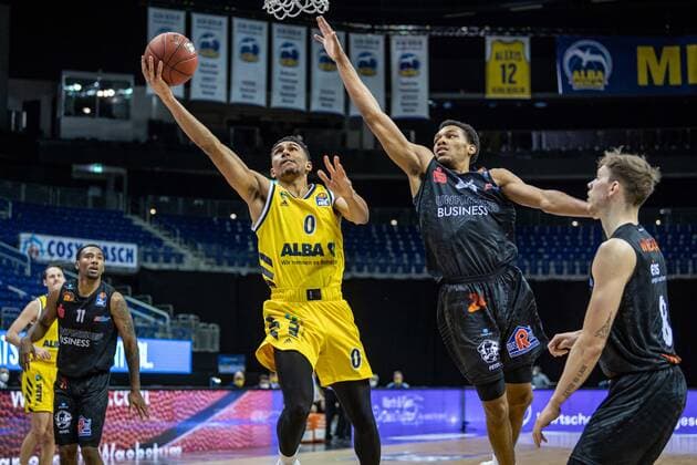 Basketball Berlin 07.02.2021 Saison 2020 2021 BBL 1. Bundesliga easyCredit-BBL Alba Berlin - NINERS Chemnitz Maodo Lo (Alba Berlin, No.00) George King (Chemnitz, No.24)