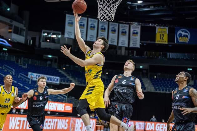 Basketball Berlin 07.02.2021 Saison 2020 2021 BBL 1. Bundesliga easyCredit-BBL Alba Berlin - NINERS Chemnitz Jonas Mattisseck (Alba Berlin, No.09) Luis Figge (Chemnitz, No.06)