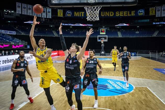 Basketball Berlin 07.02.2021 Saison 2020 2021 BBL 1. Bundesliga easyCredit-BBL Alba Berlin - NINERS Chemnitz Louis Olinde (Alba Berlin, No.19) Jan Niklas Wimberg (Chemnitz, No.08)