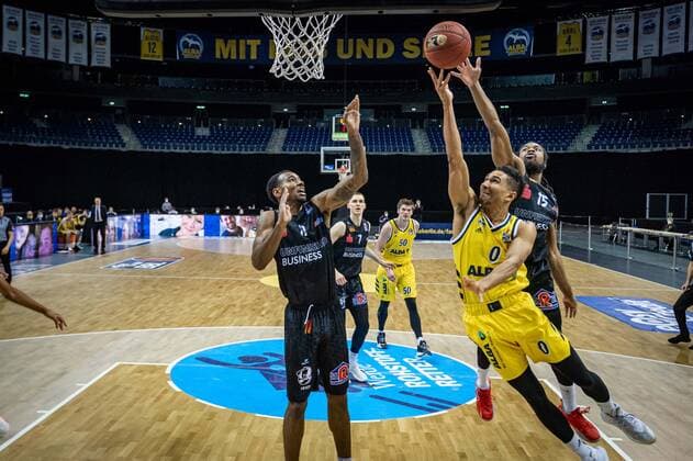 Basketball Berlin 07.02.2021 Saison 2020 2021 BBL 1. Bundesliga easyCredit-BBL Alba Berlin - NINERS Chemnitz Maodo Lo (Alba Berlin, No.00) Marcus Thornton (Chemnitz, No.15) Isiaha Mike (Chemnitz, No.11)