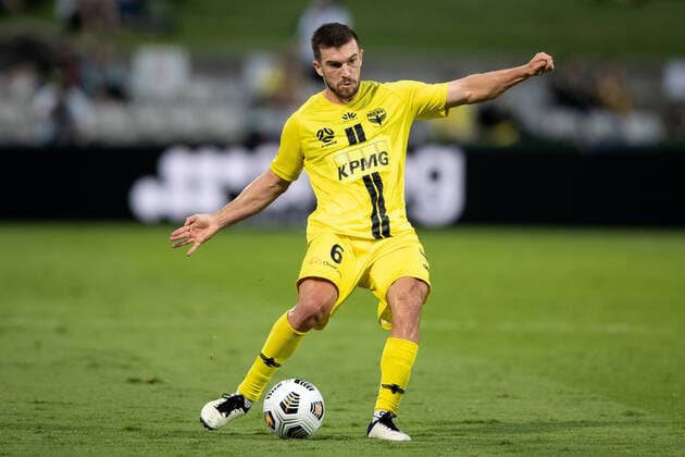 SYDNEY, AUSTRALIA - FEBRUARY 08: Tim Payne of Wellington Phoenix crosses the ball during the Hyundai A-League soccer match between Sydney FC and Wellington Phoenix on February 08, 2021 at Netstrata Jubilee Stadium in Sydney, Australia. (Photo by Speed Media Icon Sportswire) SOCCER: FEB 08 A-League - Sydney FC v Wellington Phoenix Icon2102084017