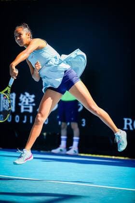 Leylah Fernandez WTA, Tennis Damen 86) pictured in action during a tennis match between Belgian Mertens and Canadian Fernandez, in the first round of the women s singles competition of the Australian Open tennis Grand Slam, Tuesday 09 February 2021 in Melbourne Park, Melbourne, Australia. The 2021 edition of the Australian Grand Slam has been delayed by three weeks because of the pandemic. PATRICKxHAMILTON  x2640593x