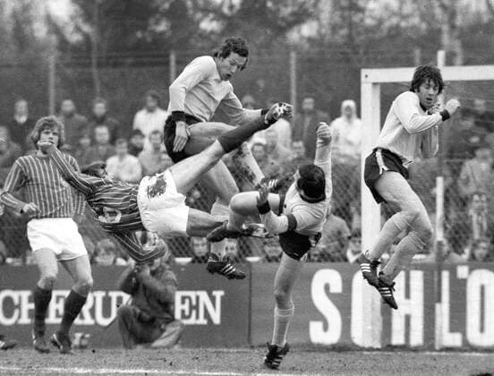 Fortuna Düsseldorf - Borussia Dortmund 4:1 11.03.1973 v.l.: Rainer Geye, Heiner Baltes (beide Fortuna), Gerd Peehs,Gerd Hoppi Kurrat und Theo Bücker *** Fortuna Düsseldorf Borussia Dortmund 4 1 11 03 1973 f l Rainer Geye, Heiner Baltes both Fortuna , Gerd Peehs,Gerd Hoppi Kurrat and Theo Bücker HM