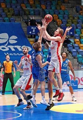 09.02.2021, xovx, Basketball, BBL, Fraport Skyliners Frankfurt - Brose Bamberg v.l. David Kravish (Brose Bamberg), Joe Rahon (Fraport Skyliners Frankfurt), Christian Sengfelder (Brose Bamberg), Quantez Robertson (Fraport Skyliners Frankfurt) emspor Frankfurt