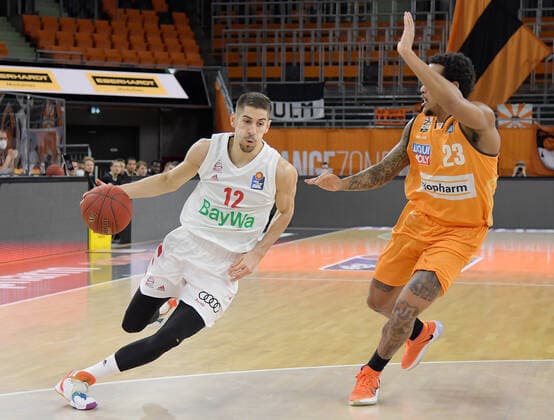 09.02.2021, xemx, Basketball BBL, rathiopharm Ulm - Bayern Muenchen emspor, v.l. Diego Flaccadori (FC Bayern Basketball) und Troy Caupain (ratiopharm Ulm) Zweikampf, Duell, Kampf, tackle Ulm