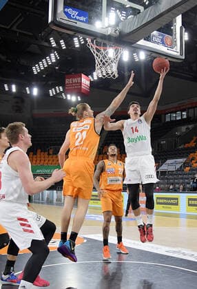 09.02.2021, xemx, Basketball BBL, rathiopharm Ulm - Bayern Muenchen emspor, v.l. Dylan Osetkowski (ratiopharm Ulm) und Nihad Dedovic (FC Bayern Basketball) mit Korbleger Ulm
