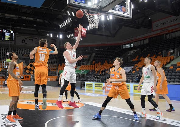 09.02.2021, xemx, Basketball BBL, rathiopharm Ulm - Bayern Muenchen emspor, v.l. Christoph Philipps (ratiopharm Ulm), Leon Radosevic (FC Bayern Basketball) und Patrick Heckmann (ratiopharm Ulm) Zweikampf, Duell, Kampf, tackle Ulm