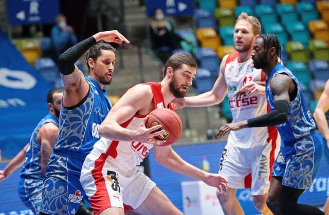 09.02.2021, xovx, Basketball, BBL, Fraport Skyliners Frankfurt - Brose Bamberg v.l. Michael Kessens (Fraport Skyliners Frankfurt), David Kravish (Brose Bamberg), Christian Sengfelder (Brose Bamberg), Matt Mobley (Fraport Skyliners Frankfurt) emspor Frankfurt