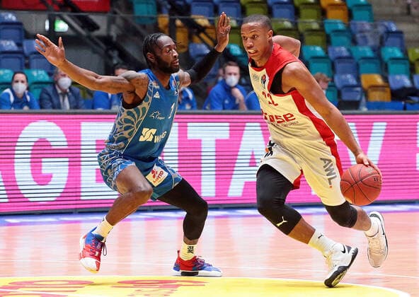 09.02.2021, xovx, Basketball, BBL, Fraport Skyliners Frankfurt - Brose Bamberg v.l. Matt Mobley (Fraport Skyliners Frankfurt), Devon Hall (Brose Bamberg) emspor Frankfurt