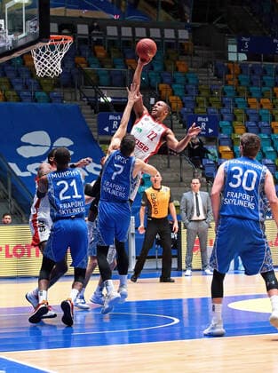 09.02.2021, xovx, Basketball, BBL, Fraport Skyliners Frankfurt - Brose Bamberg v.l. Kenneth Ogbe (Brose Bamberg), Kamari Murphy (Fraport Skyliners Frankfurt), Bruno Vrcic (Fraport Skyliners Frankfurt), Devon Hall (Brose Bamberg), Jon Axel Gudmundsson (Fraport Skyliners Frankfurt) emspor Frankfurt