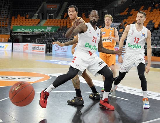 09.02.2021, xemx, Basketball BBL, rathiopharm Ulm - Bayern Muenchen emspor, v.l. James Gist (FC Bayern Basketball),Isaiah Wilkins (ratiopharm Ulm) und Diego Flaccadori (FC Bayern Basketball) Ulm