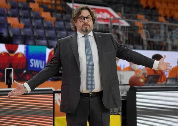 09.02.2021, xemx, Basketball BBL, rathiopharm Ulm - Bayern Muenchen emspor, v.l. Head Coach Andrea Trinchieri (FC Bayern Basketball) gibt Anweisungen, gestikuliert mit den Armen, gesticulate, gives instructions Ulm