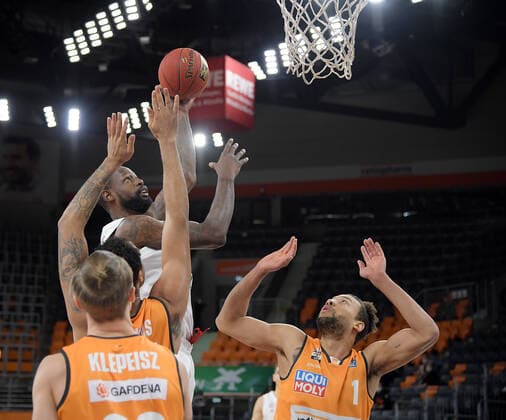 09.02.2021, xemx, Basketball BBL, rathiopharm Ulm - Bayern Muenchen emspor, v.l. James Gist (FC Bayern Basketball) und Demitrius Conger (ratiopharm Ulm) Zweikampf, Duell, Kampf, tackle Ulm