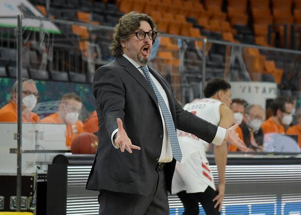 09.02.2021, xemx, Basketball BBL, rathiopharm Ulm - Bayern Muenchen emspor, v.l. Head Coach Andrea Trinchieri (FC Bayern Basketball) gibt Anweisungen, gestikuliert mit den Armen, gesticulate, gives instructions Ulm