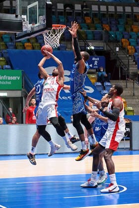 09.02.2021, xovx, Basketball, BBL, Fraport Skyliners Frankfurt - Brose Bamberg v.l. Rasheed Moore (Fraport Skyliners Frankfurt), Kenneth Ogbe (Brose Bamberg), Kamari Murphy (Fraport Skyliners Frankfurt), Jon Axel Gudmundsson (Fraport Skyliners Frankfurt), Devon Hall (Brose Bamberg) emspor Frankfurt
