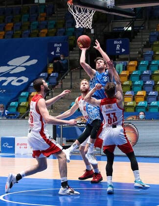 09.02.2021, xovx, Basketball, BBL, Fraport Skyliners Frankfurt - Brose Bamberg v.l. David Kravish (Brose Bamberg), Christian Sengfelder (Brose Bamberg), Jon Axel Gudmundsson (Fraport Skyliners Frankfurt), Bennet Hundt (Brose Bamberg) emspor Frankfurt