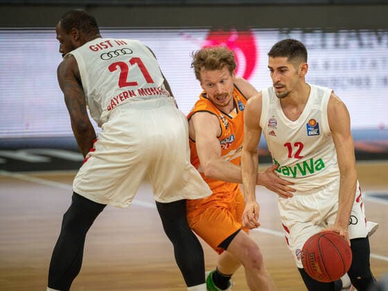 Per Guenther (Ratiopharm Ulm 06), Diego Flaccadori (FC Bayern, 12), ratiopharm Ulm vs. FC Bayern Basketball, Basketball, Bundesliga, easycredit, 17. Spieltag, Saison 2020 2021, 09.02.2021, ratiopharm Ulm vs. FC Bayern Basketball, Basketball, Bundesliga, easycredit, 17. Spieltag, Saison 2020 2021, 09.02.2021 Neu-Ulm Copyright: xEIBNER SaschaxWaltherx EP_EER