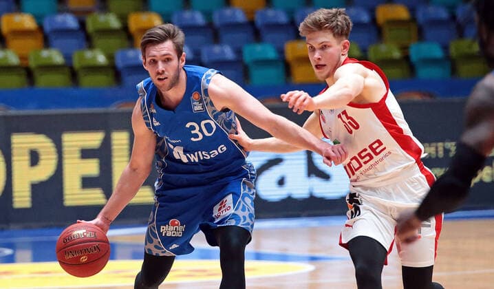 09.02.2021, xovx, Basketball, BBL, Fraport Skyliners Frankfurt - Brose Bamberg v.l. Jon Axel Gudmundsson (Fraport Skyliners Frankfurt), Bennet Hundt (Brose Bamberg) emspor Frankfurt