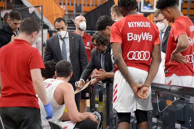 09.02.2021, xemx, Basketball BBL, rathiopharm Ulm - Bayern Muenchen emspor, v.l. Head Coach Andrea Trinchieri (FC Bayern Basketball) bei Auszeit gibt Anweisungen, gestikuliert mit den Armen, gesticulate, gives instructions Ulm