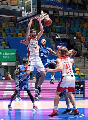 09.02.2021, xovx, Basketball, BBL, Fraport Skyliners Frankfurt - Brose Bamberg v.l. Matt Mobley (Fraport Skyliners Frankfurt), David Kravish (Brose Bamberg), Rasheed Moore (Fraport Skyliners Frankfurt), Christian Sengfelder (Brose Bamberg), Marco Völler (Fraport Skyliners Frankfurt) emspor Frankfurt