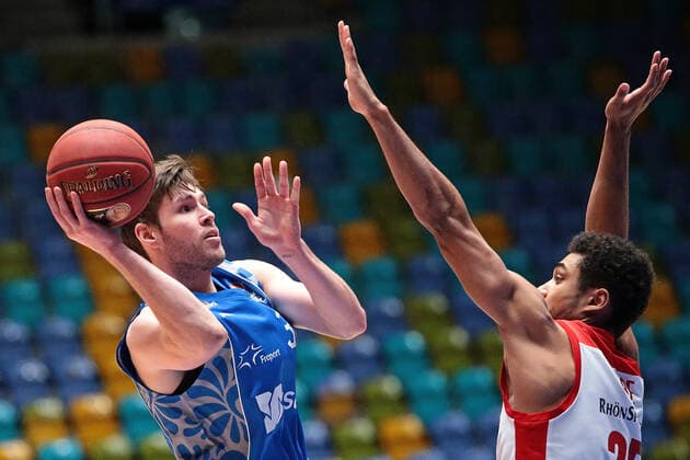 09.02.2021, xovx, Basketball, BBL, Fraport Skyliners Frankfurt - Brose Bamberg v.l. Jon Axel Gudmundsson (Fraport Skyliners Frankfurt), Kenneth Ogbe (Brose Bamberg) emspor Frankfurt