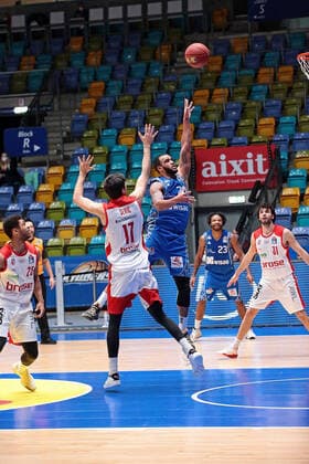 09.02.2021, xovx, Basketball, BBL, Fraport Skyliners Frankfurt - Brose Bamberg v.l. Kenneth Ogbe (Brose Bamberg), Mateo Seric (Brose Bamberg), Rasheed Moore (Fraport Skyliners Frankfurt), Quantez Robertson (Fraport Skyliners Frankfurt), Michele Vitali (Brose Bamberg) emspor Frankfurt