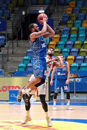 09.02.2021, xovx, Basketball, BBL, Fraport Skyliners Frankfurt - Brose Bamberg v.l. Rasheed Moore (Fraport Skyliners Frankfurt), Kenneth Ogbe (Brose Bamberg) emspor Frankfurt