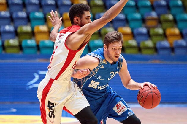09.02.2021, xovx, Basketball, BBL, Fraport Skyliners Frankfurt - Brose Bamberg v.l. Kenneth Ogbe (Brose Bamberg), Jon Axel Gudmundsson (Fraport Skyliners Frankfurt) emspor Frankfurt