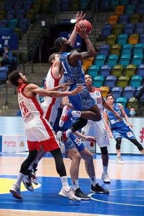 09.02.2021, xovx, Basketball, BBL, Fraport Skyliners Frankfurt - Brose Bamberg v.l. Kenneth Ogbe (Brose Bamberg), David Kravish (Brose Bamberg), Matt Mobley (Fraport Skyliners Frankfurt), Marco Völler (Fraport Skyliners Frankfurt), Devon Hall (Brose Bamberg), Rasheed Moore (Fraport Skyliners Frankfurt) emspor Frankfurt
