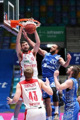 Sport Bilder des Tages Basketball Bundesliga,Fraport Skyliners - Brose Bamberg,2021.02.09,GER, im Kravish David,(Brose Bamberg, 45), Moore Rasheed,(Fraport Skyliners, 20), ,Eibner-Pressefoto Uli Scherbaum Fraport Skyliners - Brose Bamberg Frankfurt Copyright: xEibner-Pressefoto UlrichxScherbaumx EP_usm