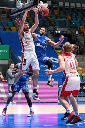 09.02.2021, xovx, Basketball, BBL, Fraport Skyliners Frankfurt - Brose Bamberg v.l. Matt Mobley (Fraport Skyliners Frankfurt), David Kravish (Brose Bamberg), Rasheed Moore (Fraport Skyliners Frankfurt), Christian Sengfelder (Brose Bamberg), Marco Völler (Fraport Skyliners Frankfurt) emspor Frankfurt