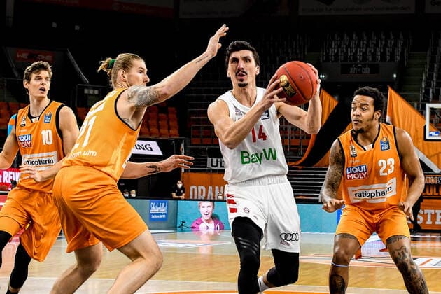 GER, BBL, ratiopharm ulm vs FC Bayern München Muenchen 09.02.2021, ratiopharm arena, Neu-Ulm, GER, BBL, ratiopharm ulm vs FC Bayern München Muenchen, im Bild Dylan Osetkowski (Ulm, 21), Nihad Djedovic (Bayern, 14), Troy Caupain (Ulm, 23)