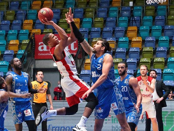 09.02.2021, xovx, Basketball, BBL, Fraport Skyliners Frankfurt - Brose Bamberg v.l. Matt Mobley (Fraport Skyliners Frankfurt), Devon Hall (Brose Bamberg), Michael Kessens (Fraport Skyliners Frankfurt), Rasheed Moore (Fraport Skyliners Frankfurt) emspor Frankfurt