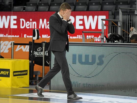 09.02.2021, xemx, Basketball BBL, rathiopharm Ulm - Bayern Muenchen emspor, v.l. Cheftrainer Jaka Lakovic (ratiopharm Ulm) nachdenklich, gruebelnd Ulm