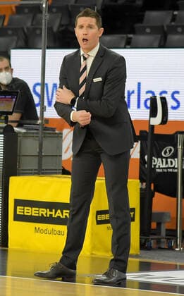 09.02.2021, xemx, Basketball BBL, rathiopharm Ulm - Bayern Muenchen emspor, v.l. Cheftrainer Jaka Lakovic (ratiopharm Ulm) gibt Anweisungen, gestikuliert mit den Armen, gesticulate, gives instructions Ulm