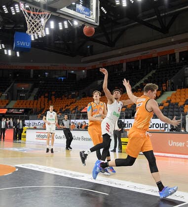 09.02.2021, xemx, Basketball BBL, rathiopharm Ulm - Bayern Muenchen emspor, v.l. Wade Baldwin (FC Bayern Basketball) und Patrick Heckmann (ratiopharm Ulm) Zweikampf, Duell, Kampf, tackle Ulm
